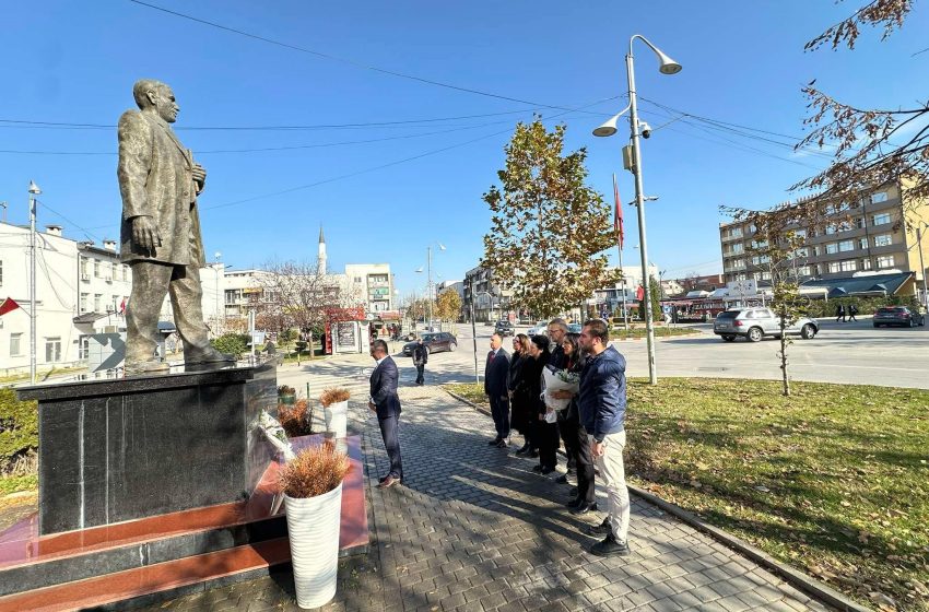  Rektori dhe stafi i UKZ-së nderojnë 28 Nëntorin