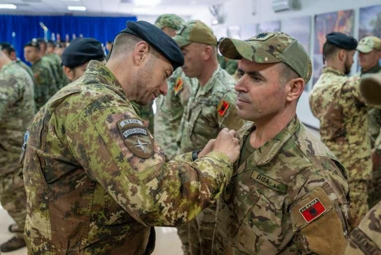  Ushtarët shqiptarë në KFOR nderohen me medalje për shërbim të shkëlqyer