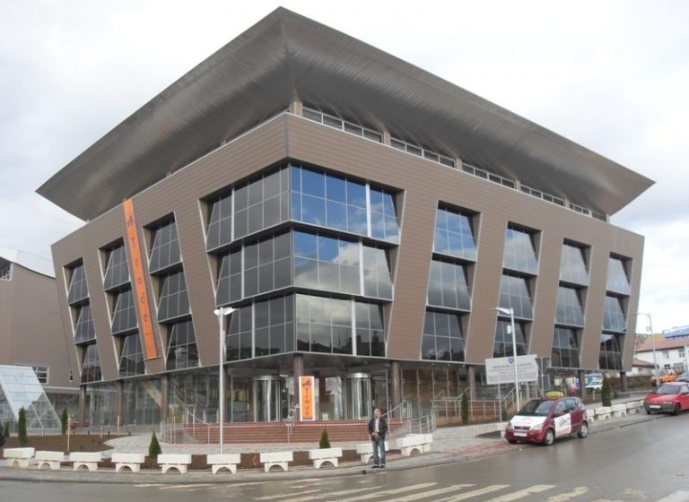  Vetëm 7 nga 54 mësimdhënës e kaluan provimin për licencë të avancuar