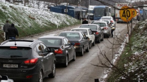  Pritje deri në dy orë te Dheu i Bardhë, kolona 1500 metra