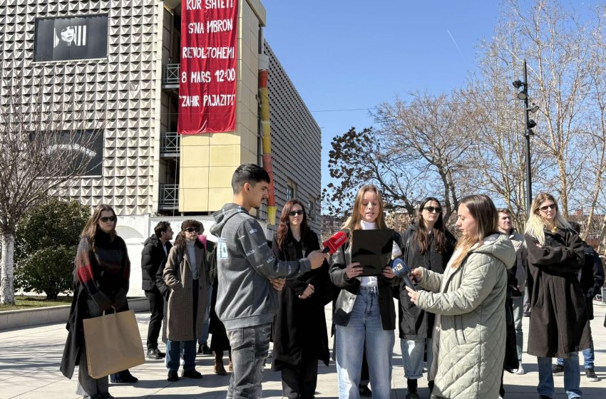  Kolektivi “Marshojmë s’festojmë” proteston më 8 mars në përkrahje të grave