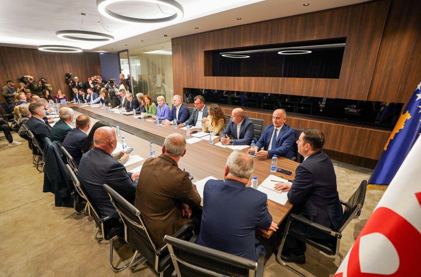 Nënkryetarët e LDK-së, Haziri e Muhaxheri, i dalin kundër Hotit, pasi ky kërkoi lidership të ri në parti