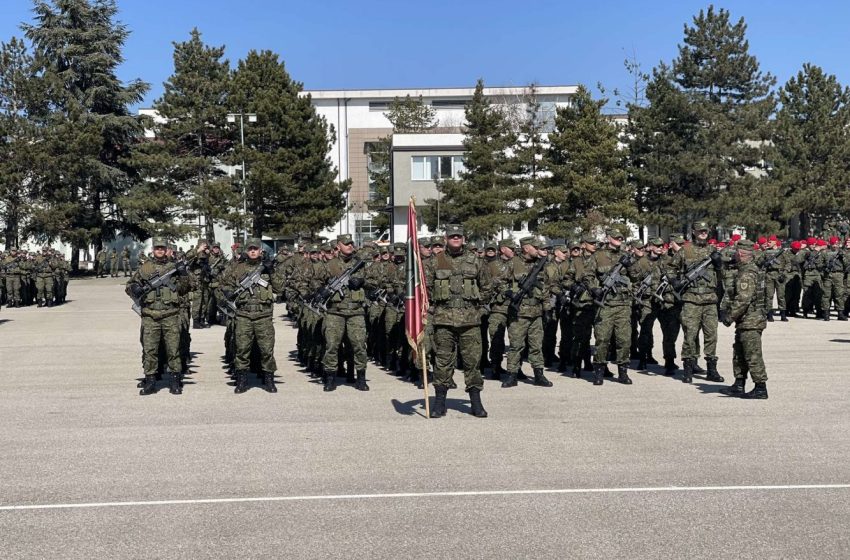  Ushtarët e Kosovës këndojnë këngën “Mora fjalë”