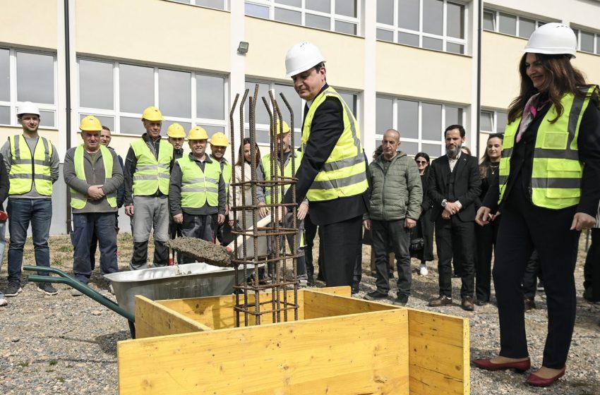  Vendoset gurthemeli i çerdhes së re në Roganë