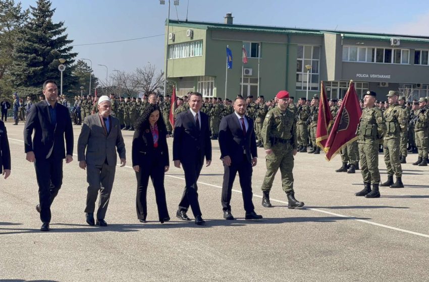  Fillon ceremonia e rreshtimit të kuadrateve të FSK-së në kazermën “Adem Jashari”