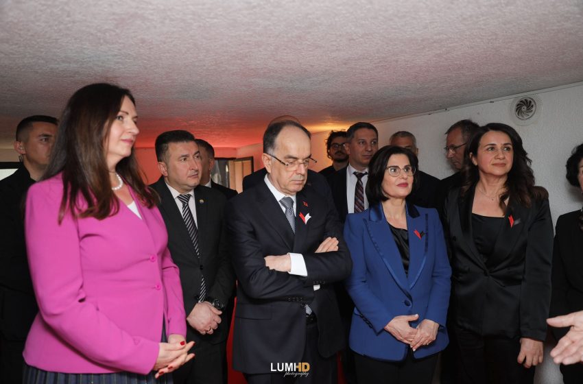  Presidenti Begaj viziton shtëpinë e heroit, Rexhep Mala, vajza e heroit, Fitore Mala: “Historia flet. E vërteta ngadhënjen. Kujtesa jeton”  