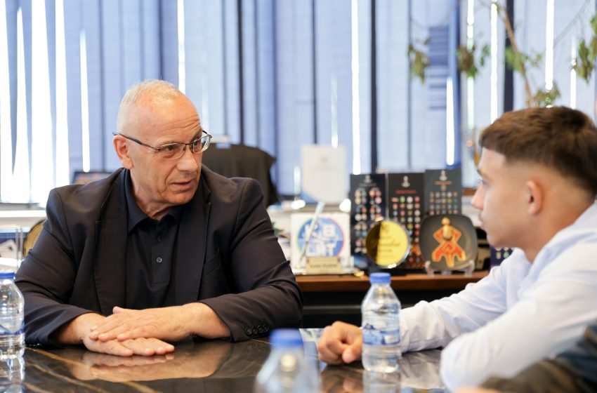 Agim Ademi pret në takim Belgin Jasharin