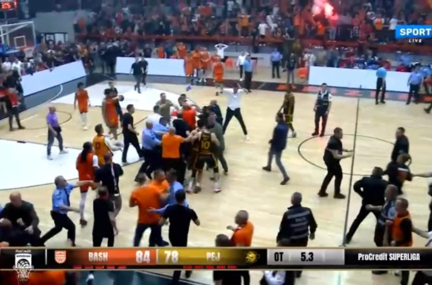 Dhunë e grushta në pallatin e sporteve në Prizren, sulmohet basketbollisti i Pejës nga tifozët vendas