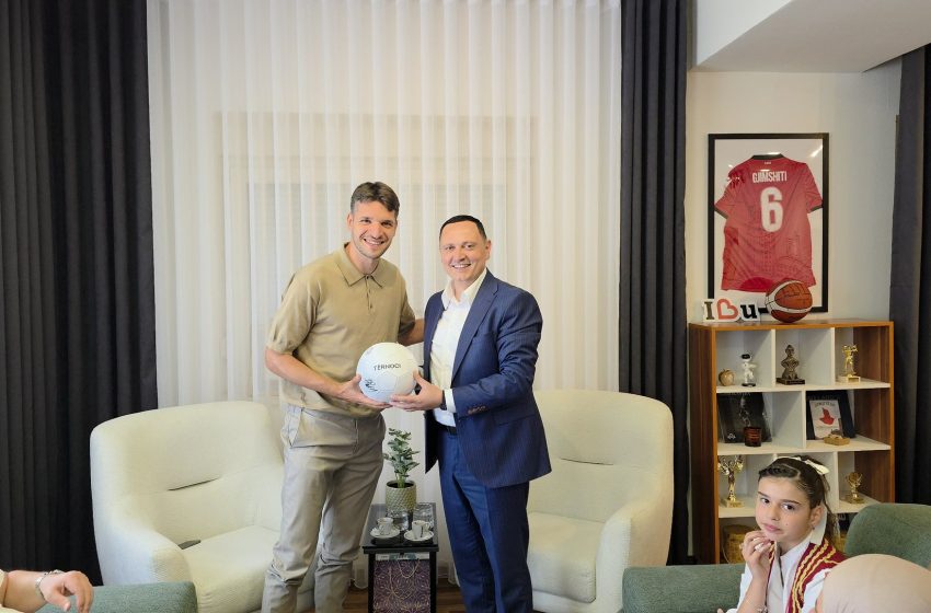 Pajaziti pret kapitenin e Kombëtares, futbollistin Berat Gjimshitn: “Berat, mundeni Serbinë më 7 qershor”