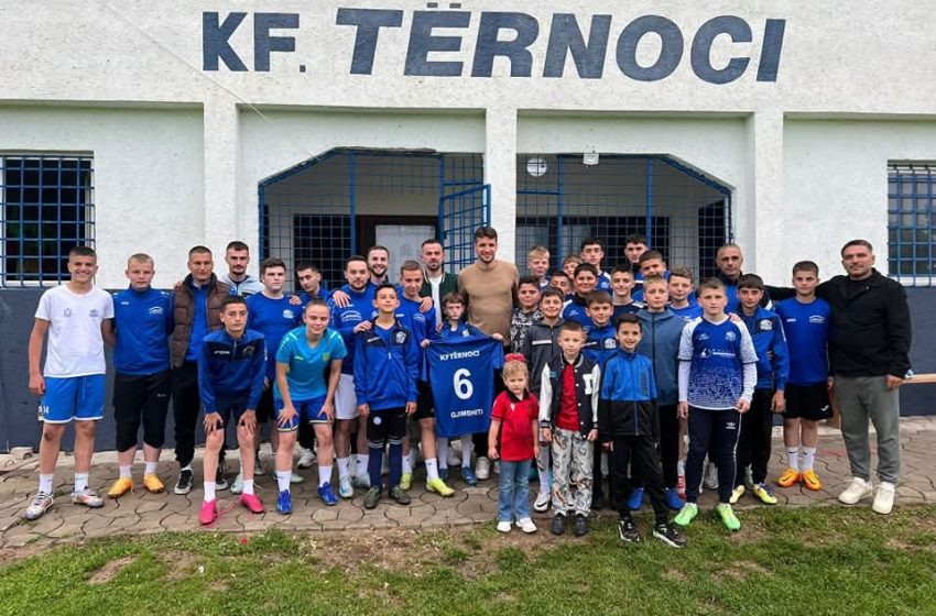Kapiteni i Kombëtares, Berat Gjimshiti, viziton KF Tërrnocin: “Gjithmonë krenar për rrënjët e mia”
