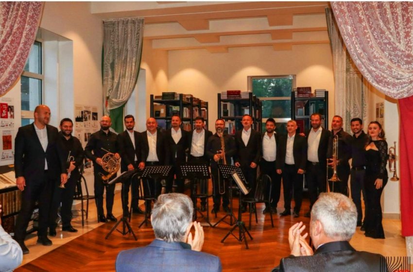 Solokëngëtarja gjilanase, Elona Sadiku dhe artistë tjerë nga Kosova shkëlqejnë në koncertin e mbajtur në Tiranë
