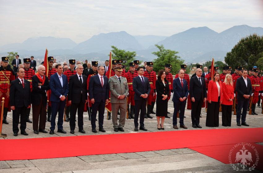 Presidenti i Republikës, Sh. T. Z. Bajram Begaj, kreu homazhe në Varrezat e Dëshmorëve të Kombit, vendosi kurorë me lule pranë Monumentit “Nënë Shqipëri”