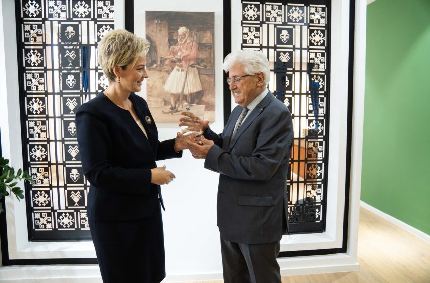Akademik Rexhep Ismajli dekorohet me Medaljen e Meritës së Lartë të Komunës së Preshevës