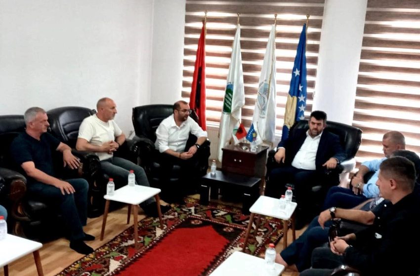 Gjilan: Arbër Ismajli, uron kreun e KBI-së në Gjilan, Naim Aliu pas kthimit nga Haxhi