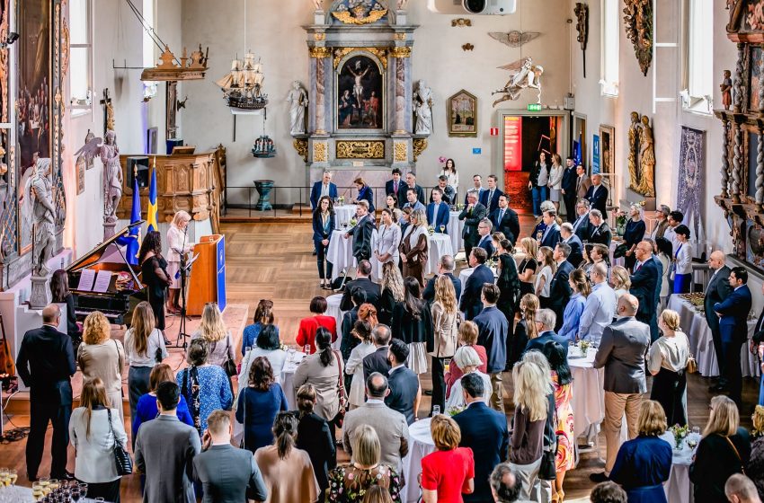 Ambasada kosovare në Suedi e festoi 12 Qershorin me këngë e ekspozitë