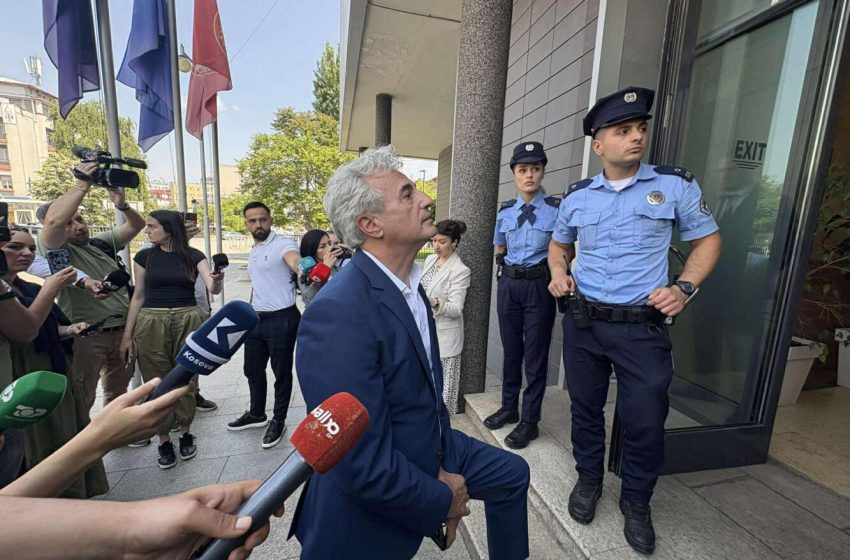 Koci sërish proteston para Kuvendit: Ju lus, bojkotoni deputetët