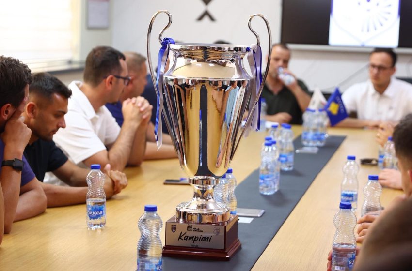 Kryetari Hyseni priti kryesinë e FC Drita, trajnerët dhe futbollistët kampionë