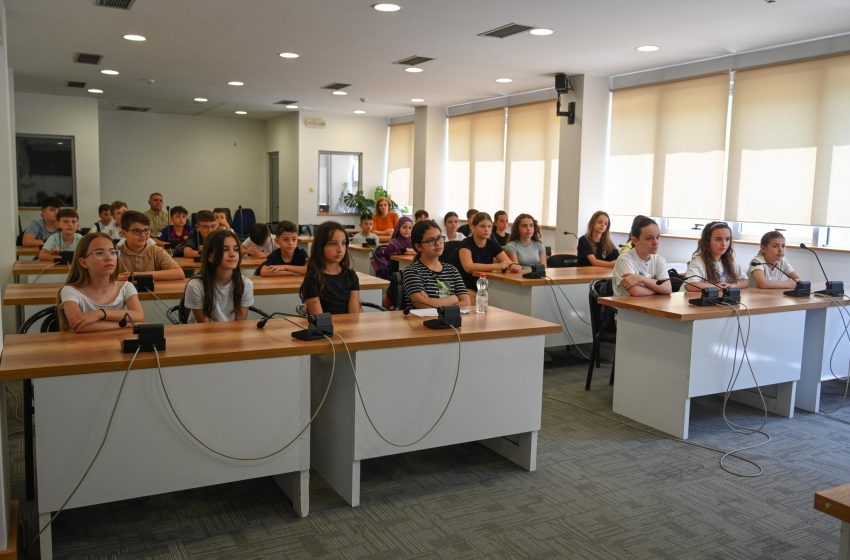 Nxënësit e Shkollës Fillore “Fan Noli” vizitojnë Kuvendin Komunal