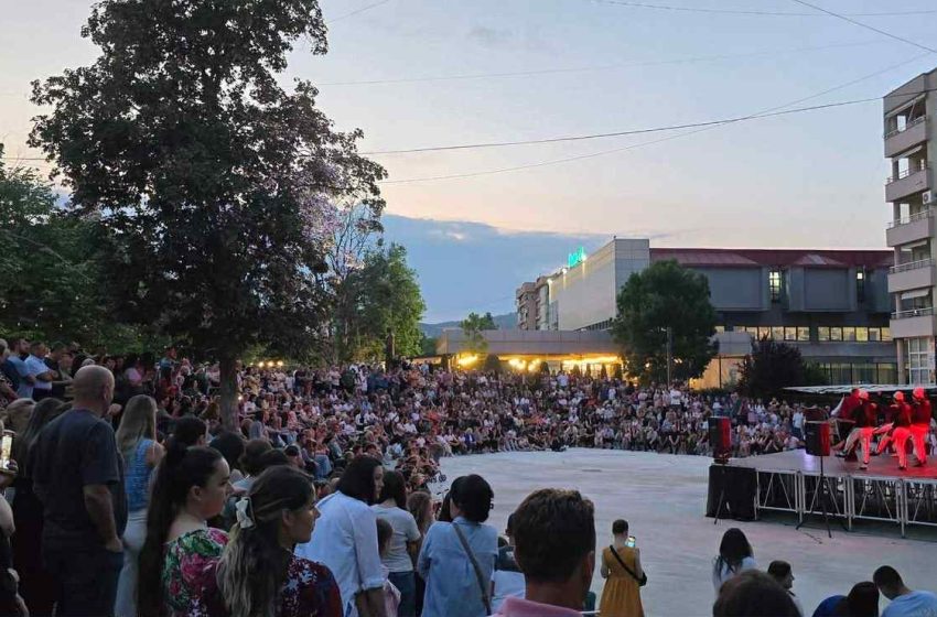 Me këngë e valle u përmbyll festa për Ditën e Çlirimit të Kamenicës