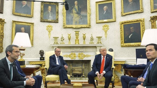 Video/ Kancelari gjerman i dhuron Trump certifikatën e lindjes së gjyshit të tij, ja reagimi i tij!
