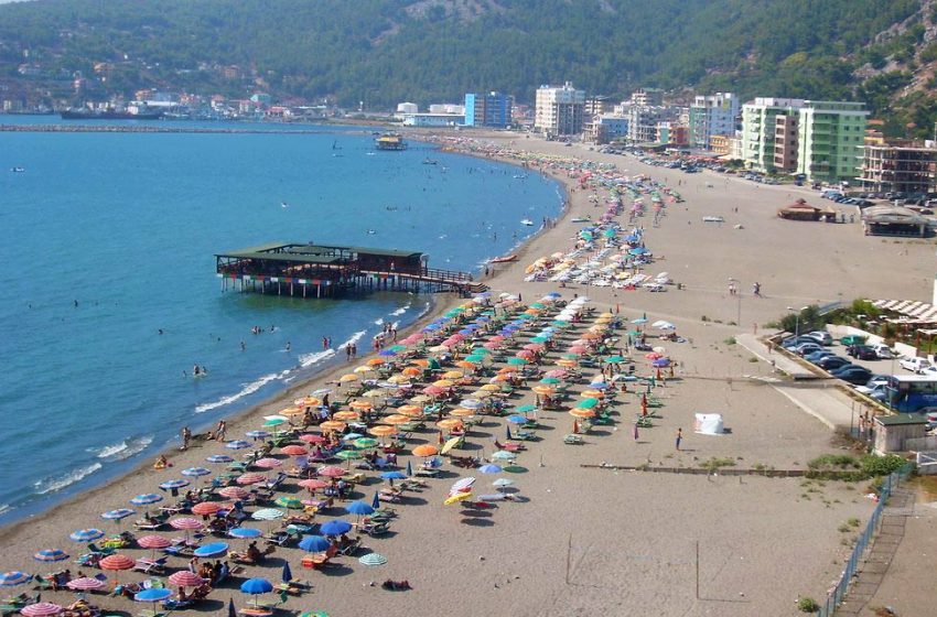 “Jo më ‘masakra’ me 40 euro shezlloni për kosovarët”, Ndreu – Katër euro në qendër të Shëngjinit, pesë euro në Ranën e Hedhun