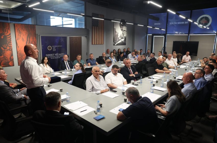 AAK prezanton 8 kandidatët për kryetarë në zgjedhjet lokale