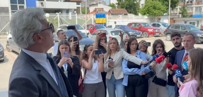 Përplasje verbale mes Arianit Kocit dhe Armend Zemajt në hyrje të Kuvendit