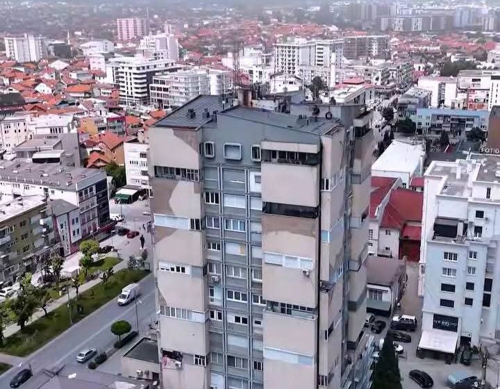 Gjilan: Kryetari Hyseni paralajmëroi fasadimin estetik të banesave “të vjetra”, përfshirë “Soliterin” e famshëm