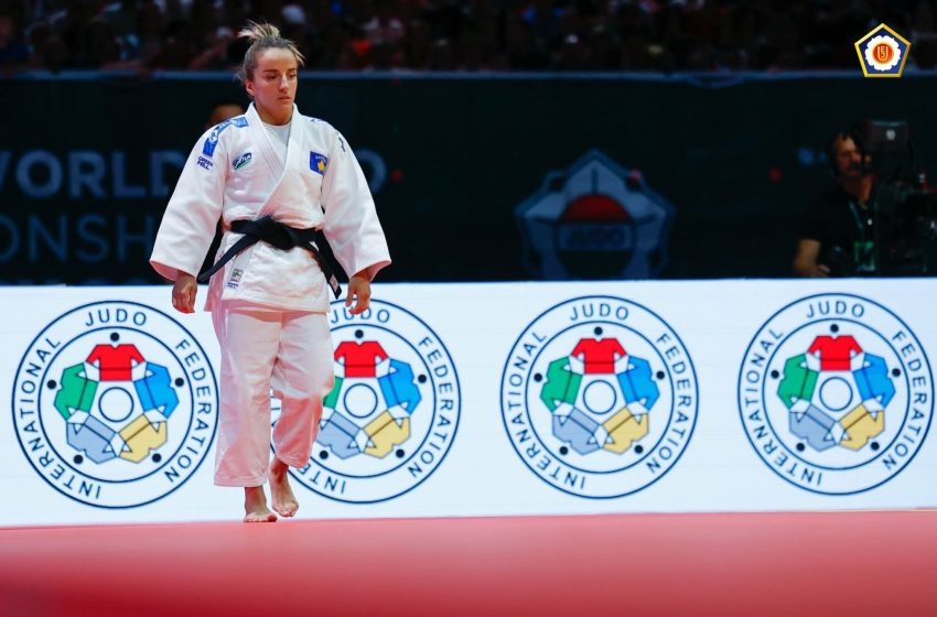 Distria Krasniqi stoliset me medalje të argjendtë në Kampionatin Botëror