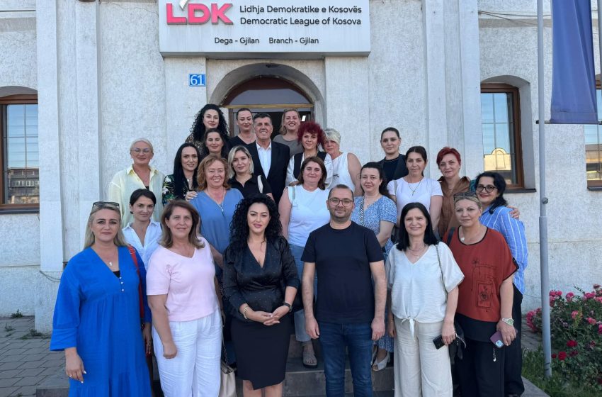 Valantina Bunjaku – Rexhepi publikon pamje nga takimi i FG-së të LDK-së në Gjilan, konfirmon unitetin e strukturave të partisë në mbështetje të kandidatit të nominuar për kryetar, Arbër Ismajli