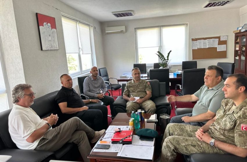 Menaxhmenti i Spitalit të Përgjithshëm Gjilan priti në takim KFOR-in Turk në Kosovë Komandantin e LMT Majori Erhan Türkoğlu dhe nënoficeri Ekrem Yünlüm