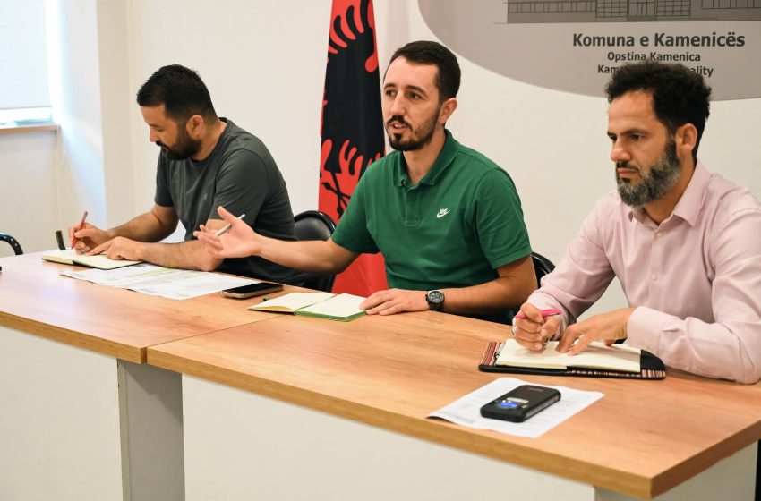 Kryetari Rahimaj pret në takim operatorët ekonomik