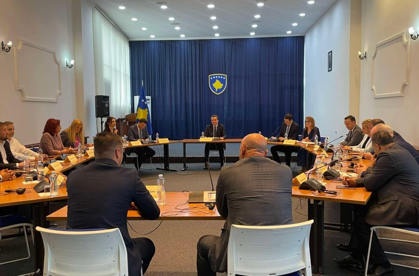 Edhe pas një ore, liderët politikë ende në takim të mbyllur për ta zgjidhur bllokadën institucionale