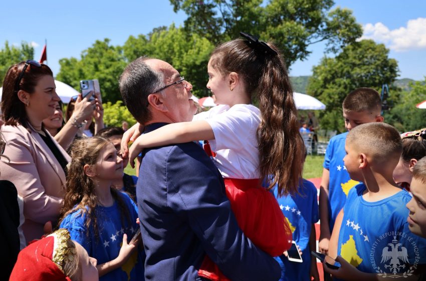“Kam në zemër shqiptarinë” – Presidenti Begaj dhe zonja e parë presin fëmijët e trojeve etnike dhe diasporës në festën e tyre më 1 qershor