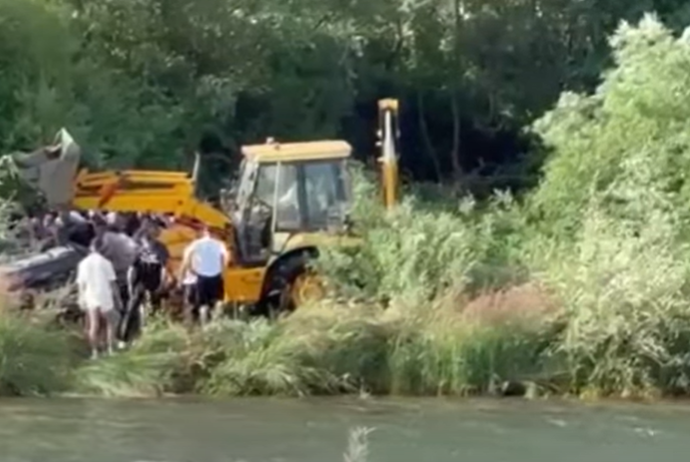 Gjendet i gjallë pas tre ditësh në makinë, kishte rënë me makinë në lumë!