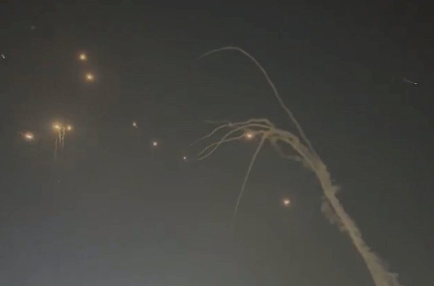 Shikoni si izraelitët rrëzojnë raketat iraniane mbi Tel Aviv, njëra megjithatë e kaloi mbrojtjen