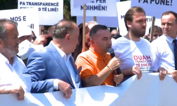 Bizneset kërkojnë që brenda 10 ditëve ZRrE-ja ta pezullojë vendimin për daljen në treg të hapur