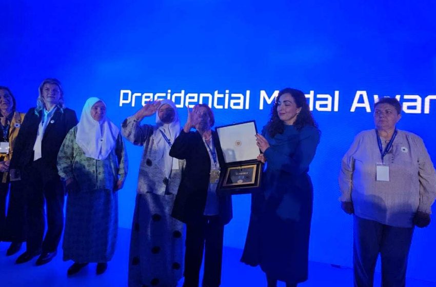 Në prag të 30-vjetorit të gjenocidit, Osmani u ndan Medaljen Presidenciale të Meritës nënave të Srebrenicës