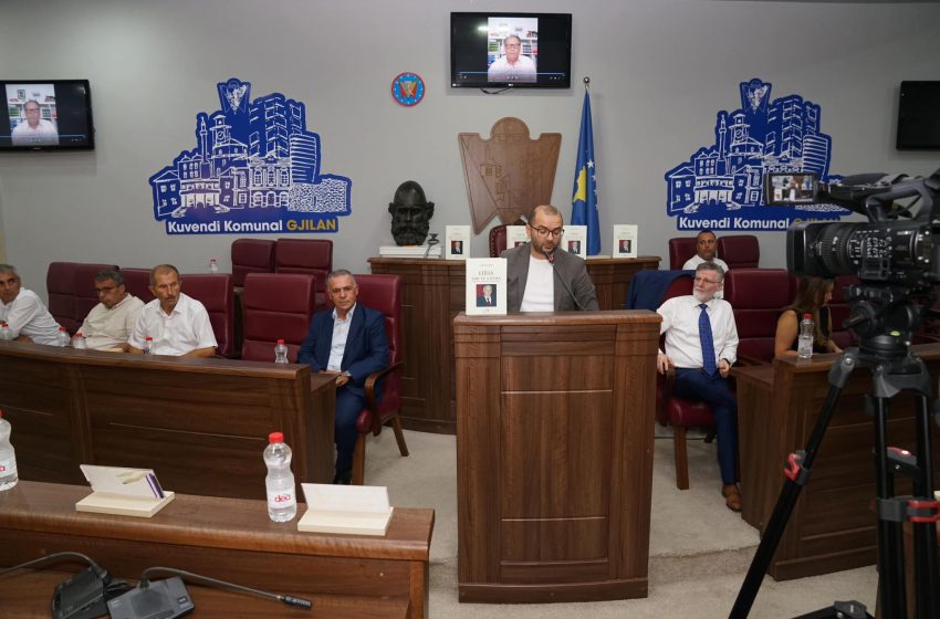  U promovua libri i Ismet Rashiti “Liria mbi të gjitha” – Arbër Ismajli: “Mustafë Shala nuk ishte vetëm afarist i suksesshëm, por edhe humanist i rrallë”