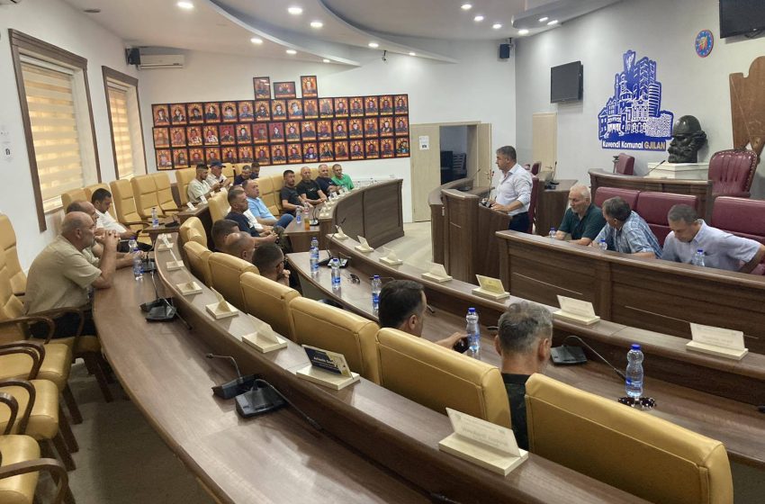  Drejtori i Bujqësisë dhe Pylltarisë, z.Bajram Isufi dhe Komisioni Komunal për korrje-shirje janë takuar me autokombajnerët e Gjilanit.