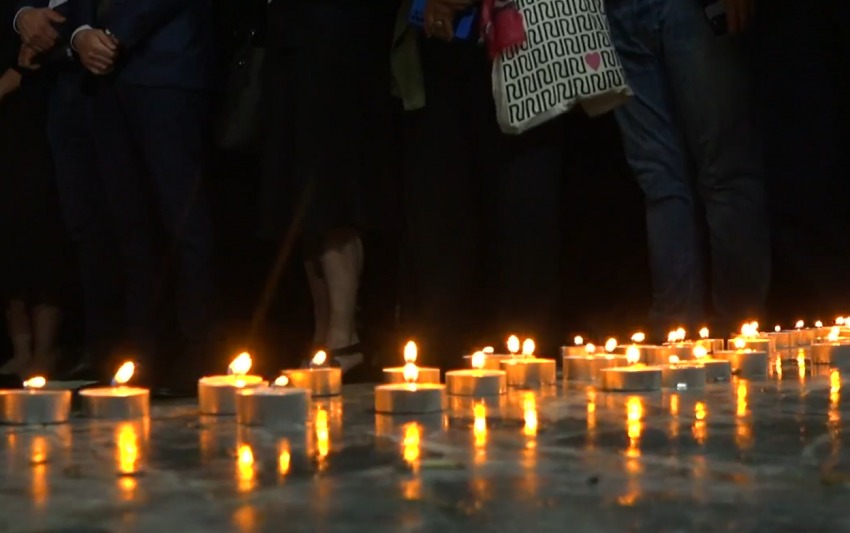 Sonte ndizen qirinj para Teatrit Kombëtar në nderim të Agon Zejnullahut
