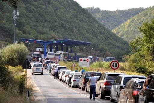 Pritje në kufi deri në tetë orë! – Te Dheu i Bardhë pritjet janë shënuar nga 2 orë deri 8 orë më të gjatat