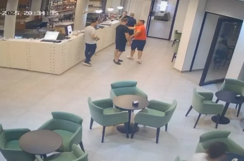 Suspendohet nga puna polici që rrahu kamarierin në Vlorë veç pse i çoi në tavolinë një shishe ujë më shumë