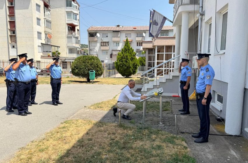 Drejtoria rajonale e Policisë në Gjilan nderon policët e rënë në detyrë me vizitë tek familjet e tyre