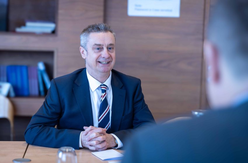  Ambasadori britanik: Politikanët kosovarë të gjejnë zgjidhje para se të skadojë afati nesër