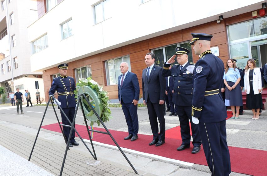  Kurti bënë homazhe në nder të 14-vjetorit të rënies së Heroit Enver Zymeri dhe Ditës Memoriale të zyrtarëve policorë të rënë në krye të detyrës