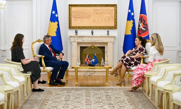 Ambasadori britanik pas takimit me Osmanin: Partitë të vendosin shtetin para interesave partiake