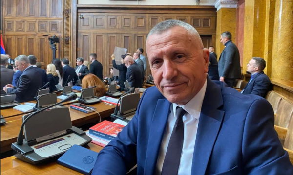  Kamberi dorëzon rezolutë në Kuvendin e Serbisë për pozitën e shqiptarëve në Luginë