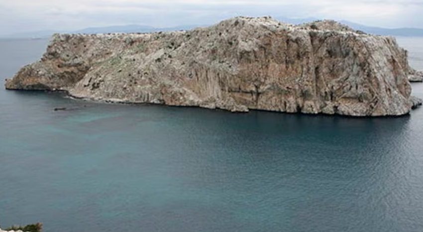 Ndizet një tjetër konflikt… për një shkëmb në mes të detit