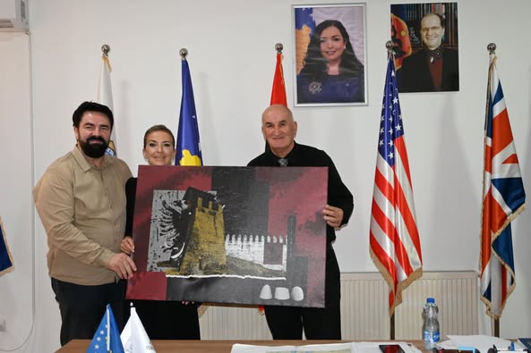  Kryetari i Komunës së Vitisë priti në takim artistët nga Maqedonia e Veriut